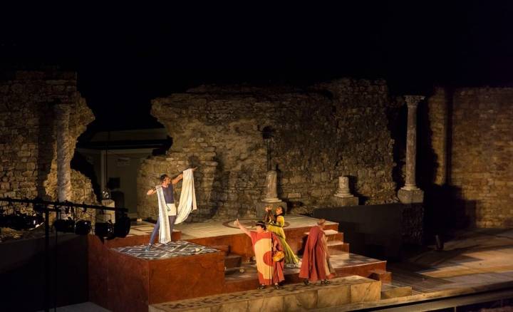 Representación nocturna en el Teatro Romano de Regina.