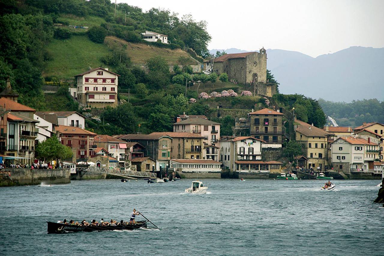 Así se ve San Juan desde la margen opuesta de la bocana.