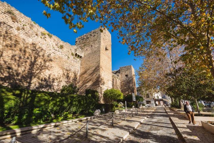 El castillo de la localidad es historia viva de las diferentes culturas que han pasado por la península.