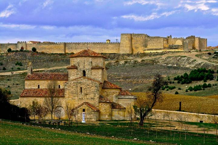 Vista de La Anunciada con la muralla detrás. Foto: Agefotostock.