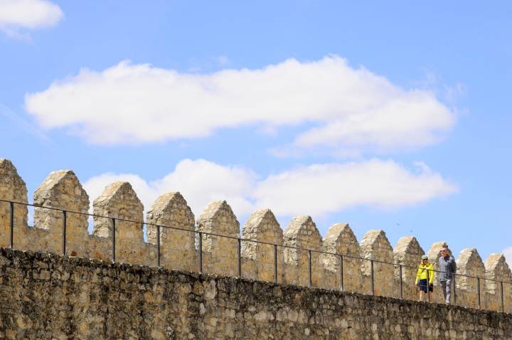 Una de las mejores formas de descubrir el pueblo es caminar sobre su muralla.