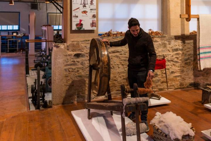 El Museo Textil con Javier, el tamborilero universitario enamorado de su pueblo.