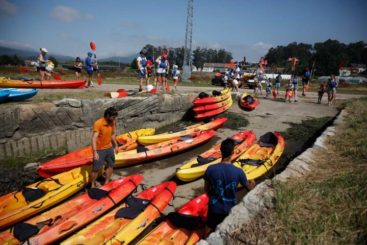 Preparando los kayaks para hacer una ruta por el Miño.