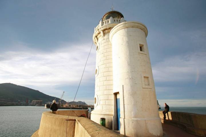 Faro en Getxo, al final del recorrido de las grandes villas, Vizcaya.