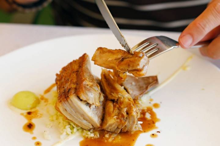 Plato de milhojas de cordero del restaurante Tamarises Izarra, de Getxo, Vizcaya.