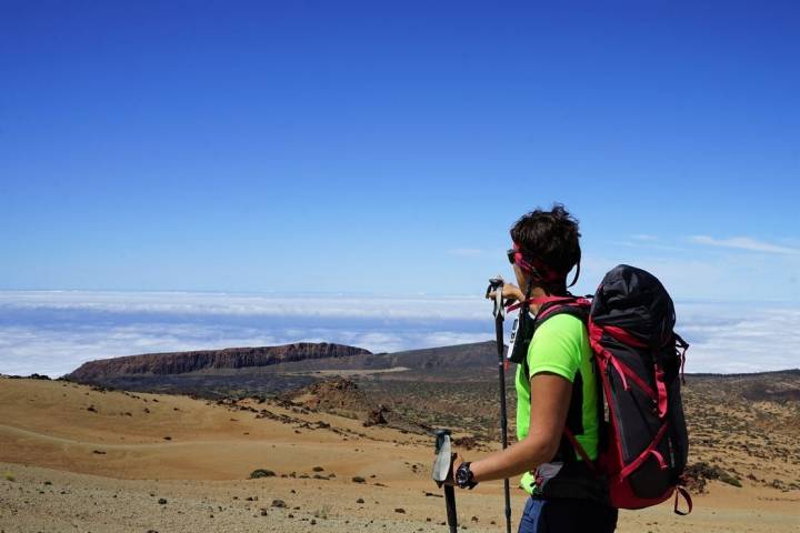 Rumbo al Pico del Teide. Al fondo la fortaleza y el mar de nubes.