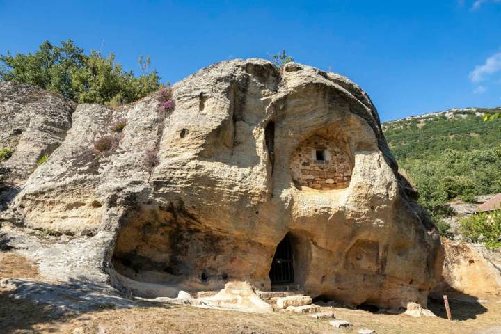 Ermita rupestre de Arroyuelos, doble altura para predicar y culto visigodo.