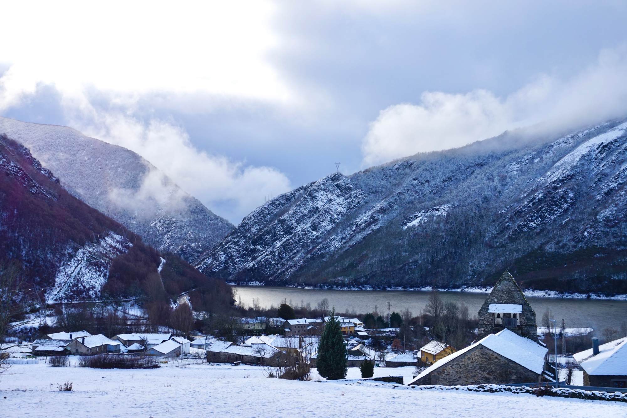 Esquí, osos pardos y vías verdes en el Valle de Laciana, un destino invernal fuera de ruta
