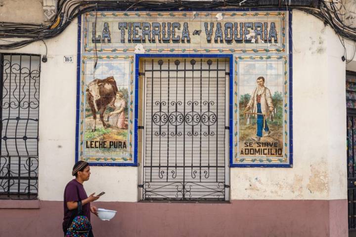 Fachada de la antigua vaquería La Tierruca en Vallecas