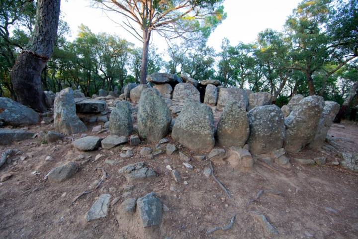 A menos de un kilómetro del pueblo se encuentra el Dolmen de la Cueva de Daina.