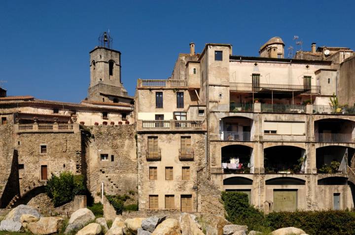 A un kilómetro del pueblo está la imponente Torre del Guaità