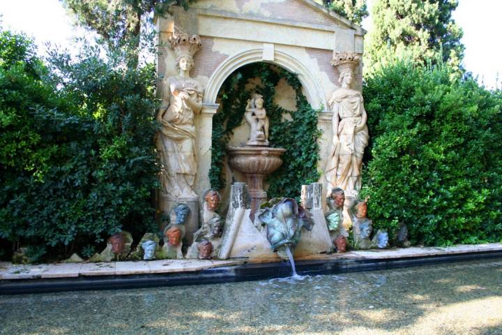 Una de las bellas fuentes del castillo de Púbol.