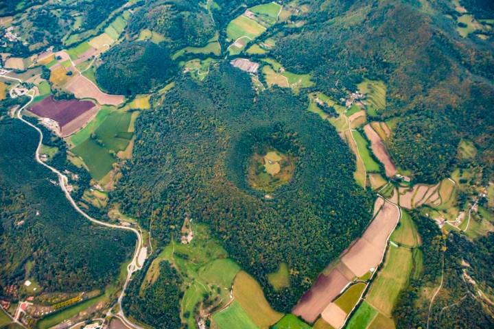 El volcán del Croscat y el de Santa Margarita, con su fotogénica ermita coronando el cráter, son los primeros en aparecer.