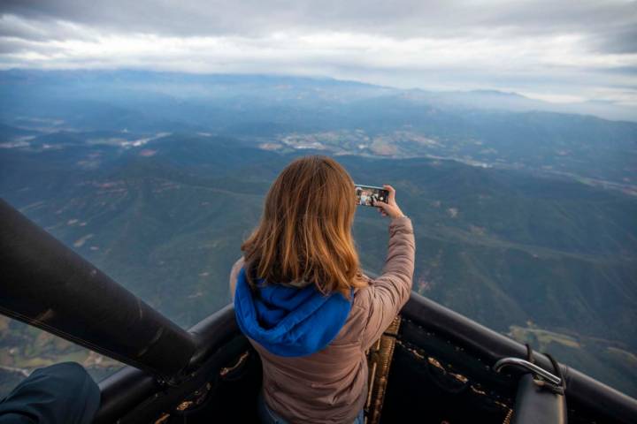 Una aventura en globo sobre paisajes gobernados por volcanes.