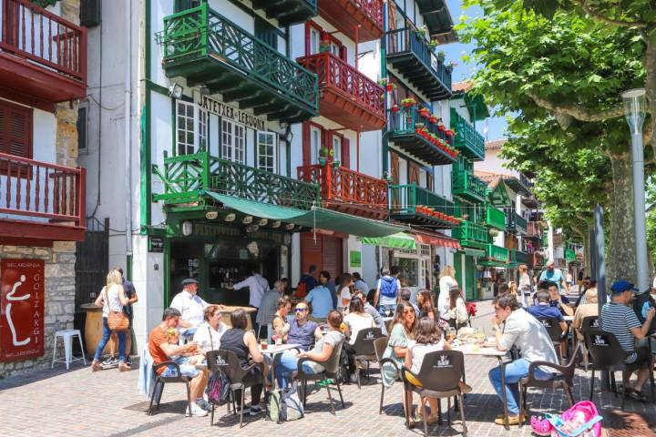 Hondarribia: terrazas en la calle San Pedro del barrio La Marina (apertura)