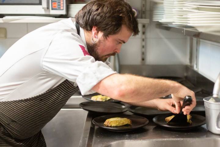 Ruta por el Goierri (Gipuzkoa): Iñaki Tellería en la cocina del 'ostatua' de Mutiloa