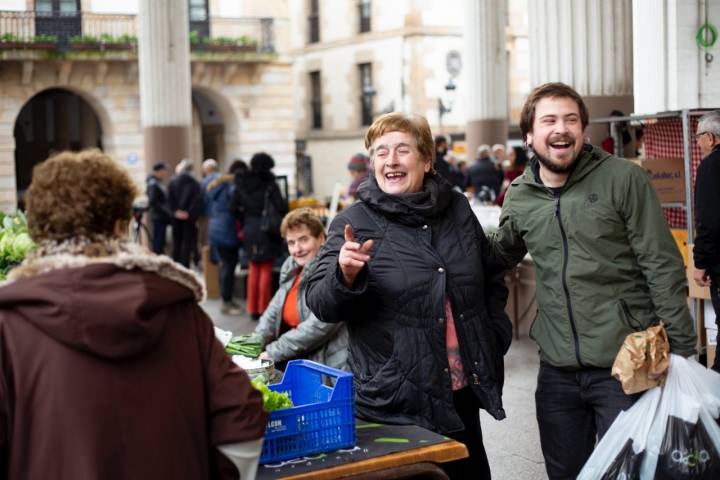 Ruta por el Goierri (Gipuzkoa): Juanita Murgiondo e Iñaki Tellería en el mercado de Ordizia