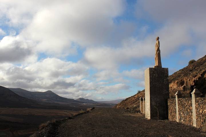 Escultura del escritor en Montaña Quemada (Tinada). Foto: José Mesa (Flickr | CC)