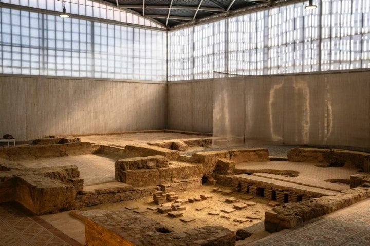 Las excavaciones debajo de los mosaicos permiten ver el sistema de calefacción de la villa.