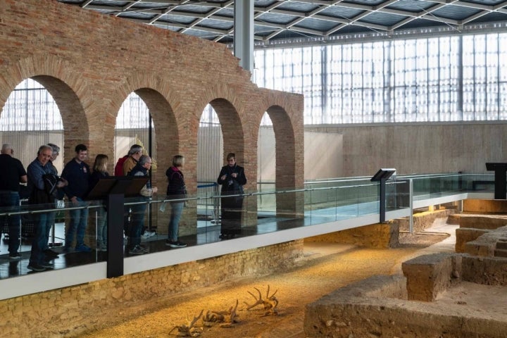 Los arcos vueltos a levantar -una parte de ellos cayeron enteros- y astas de animales aparecidos en las excavaciones.