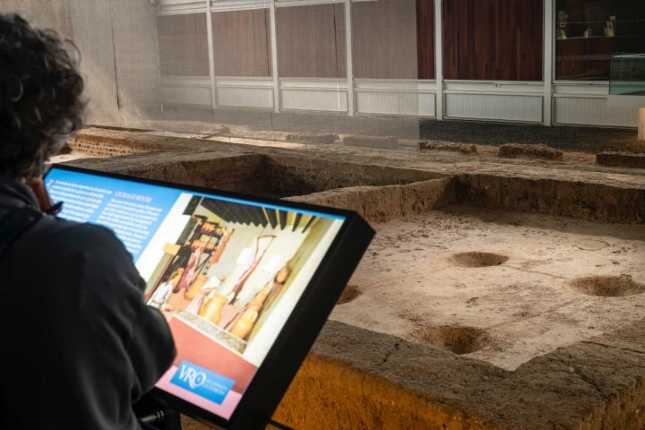 El área de las cocinas y despensas, con huecos para pucheros o tinajas.