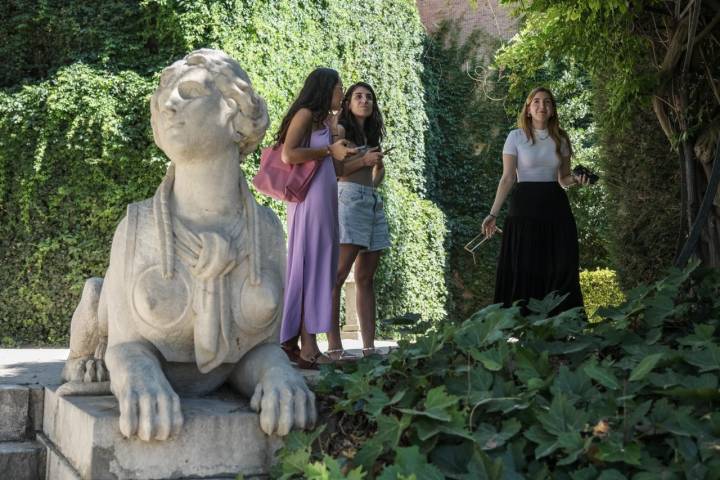 Las esfinges, marca del duque Jacobo, padre de Cayetana.