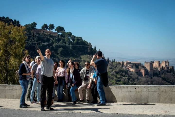 Acabar con el selfie en la Abadía sobre la Alhambra es una tentación de cada día.