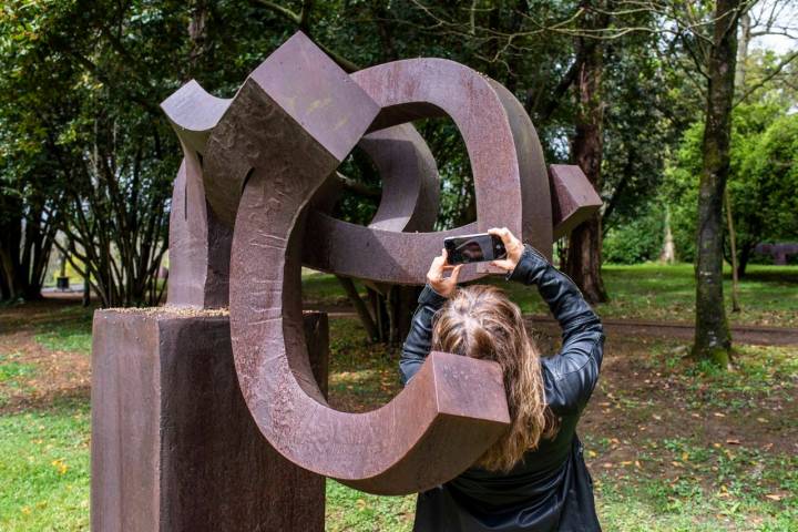 Las esculturas abrazan sin que te des cuenta.