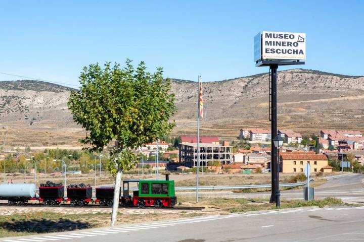 Un tren simulando a los vagones del carbón da la bienvenida al pueblo.