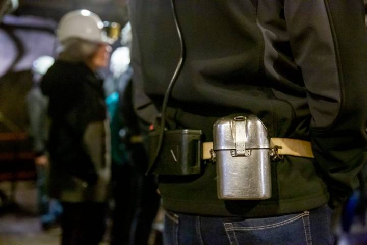 Casco, pila y auto-rescatador para todos los visitantes.