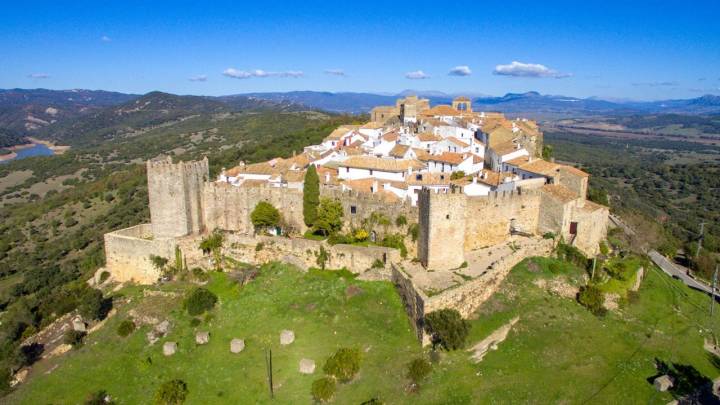 La fortaleza está completamente rodeada de naturaleza.