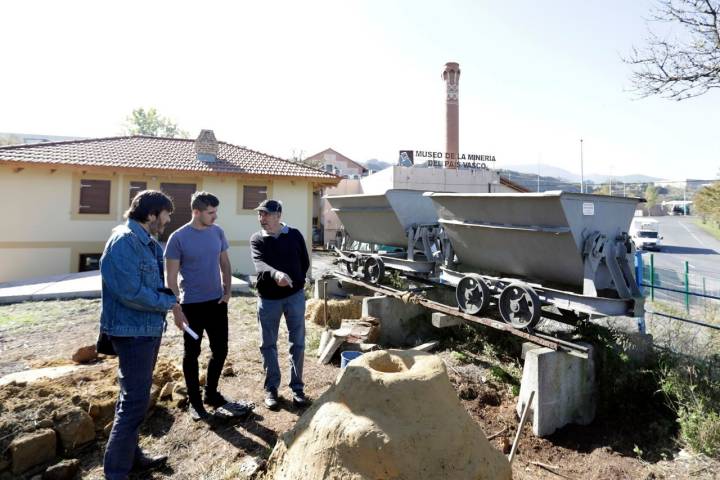 Carmelo, presidente y uno de los creadores del museo, bromea con los visitantes.