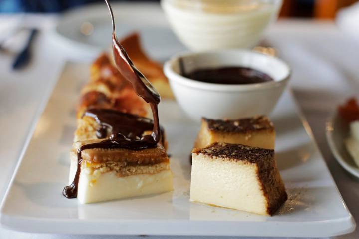 El chocolate caliente como colofón a la tarta de galleta con crema pastelera y mermelada de melocotón.