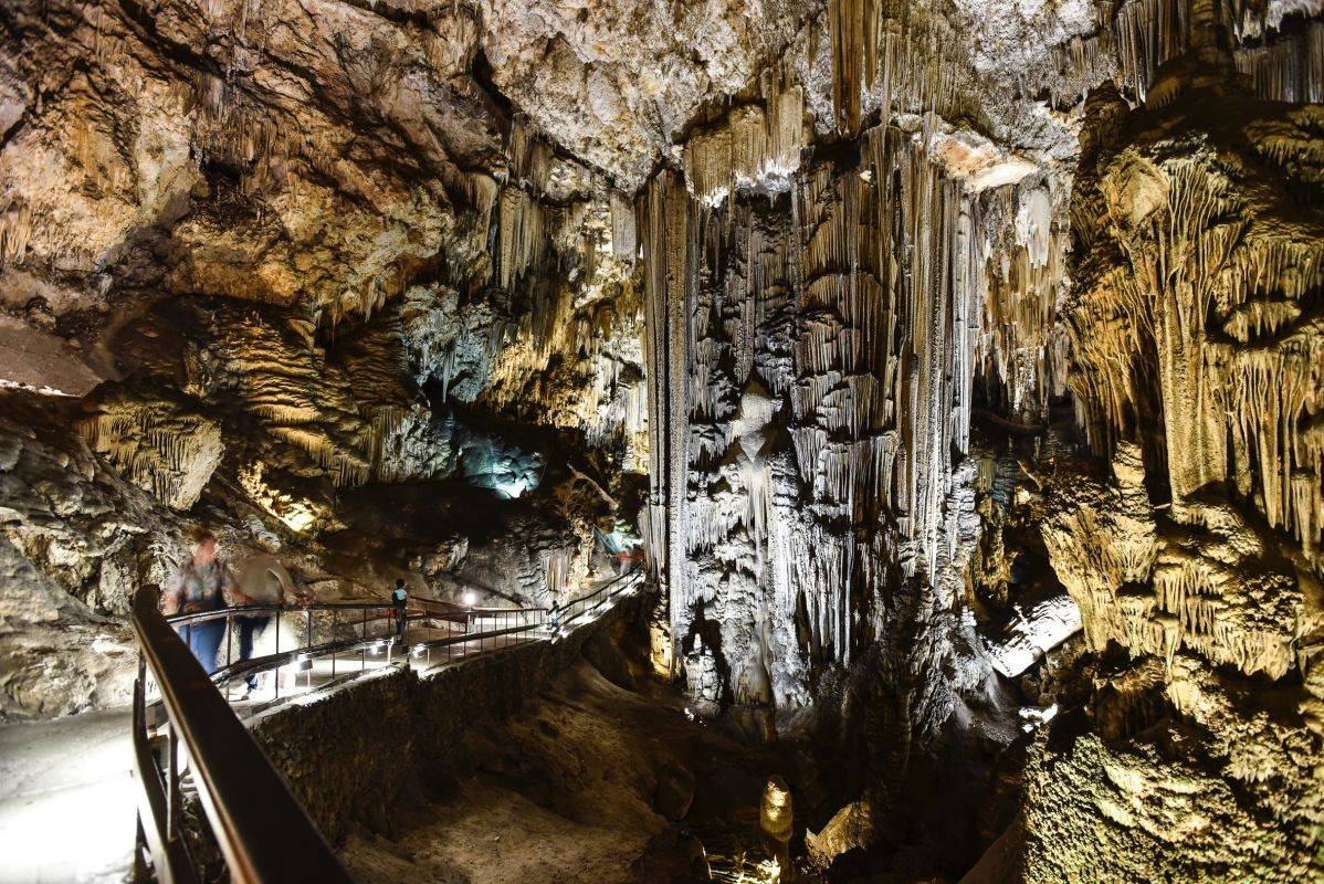 Una gigantesca columna preside la Sala del Cataclismo, llamada así por los efectos visibles de un paleoterremoto.