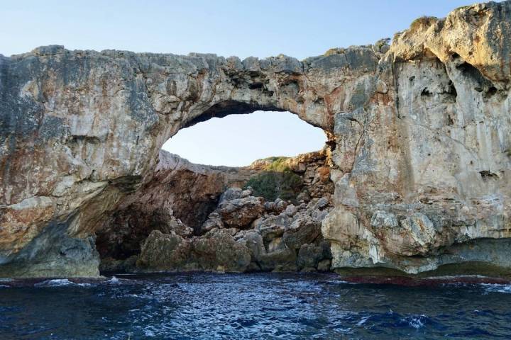 El monumental arco natural de Caló Blanc.