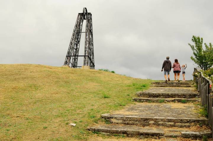 Un paseo hasta el castillete por el que se accedía a la mina.