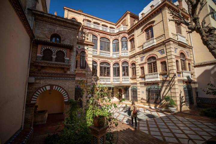 El Palacio de los Condes de la Jarosa, a un minuto de la Facultad de Traducción.