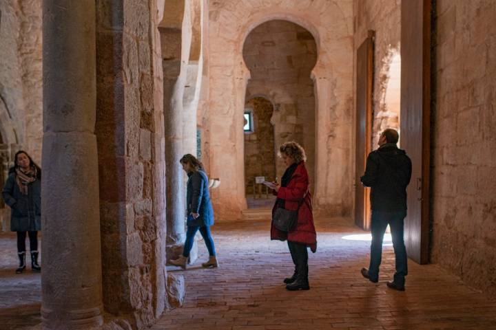 interior del monasterio de suso con arcos de herradura