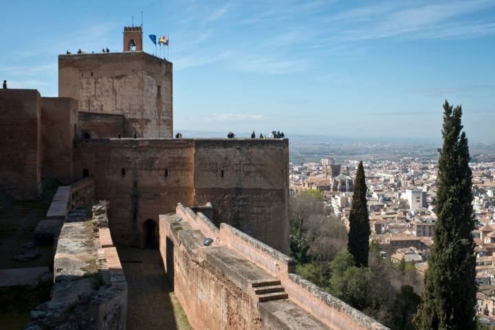 La Torre de la Vela, con la campana de los Reyes Católicos.