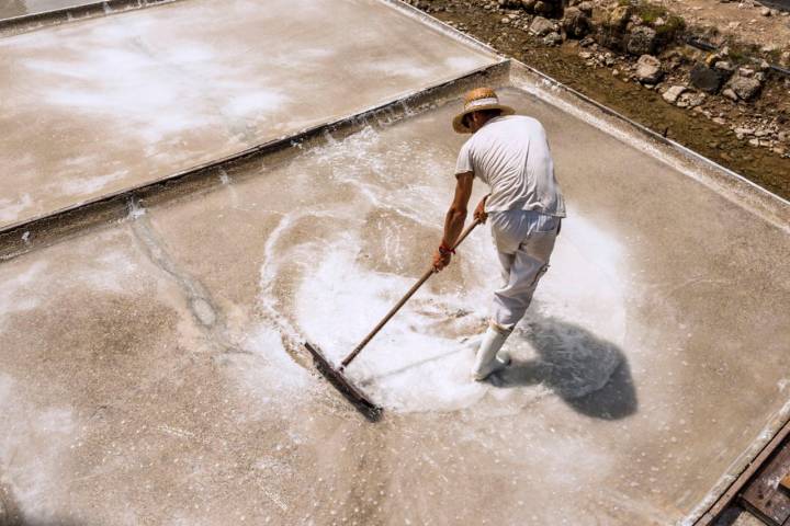 Hay que remover el agua para favorecer la cristalización de la sal.