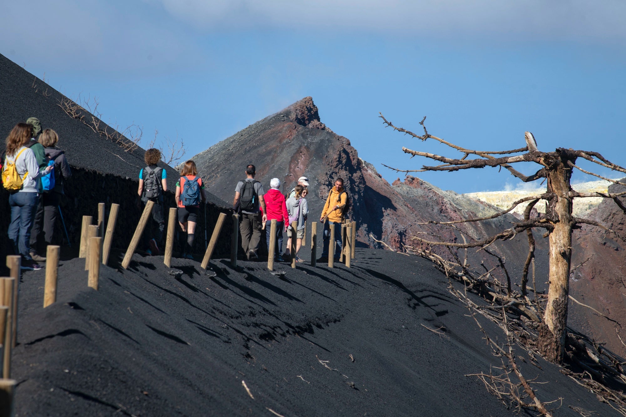 A 150 metros del Tajogaite, un volcán aún despierto