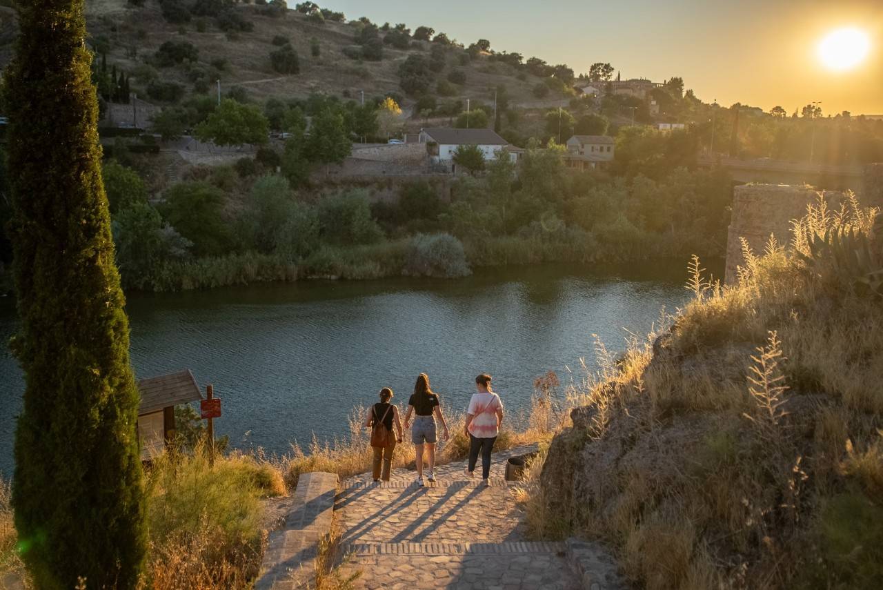 Así luce el Tajo en la llegada de su senda ecológica al Puente de San Martín.