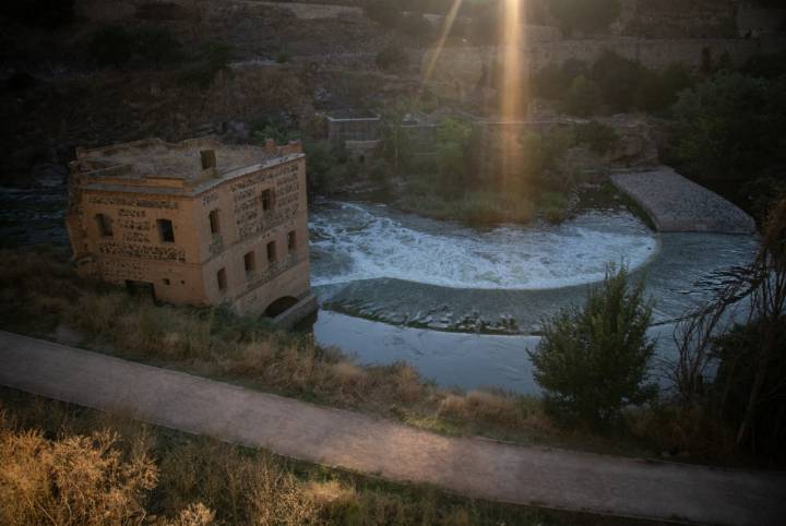 Los antiguos molinos continúan en pie sobre el río.