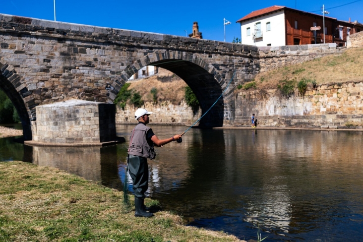 Joven pescando bajo el puente de Hospital del Órbigo (León).
