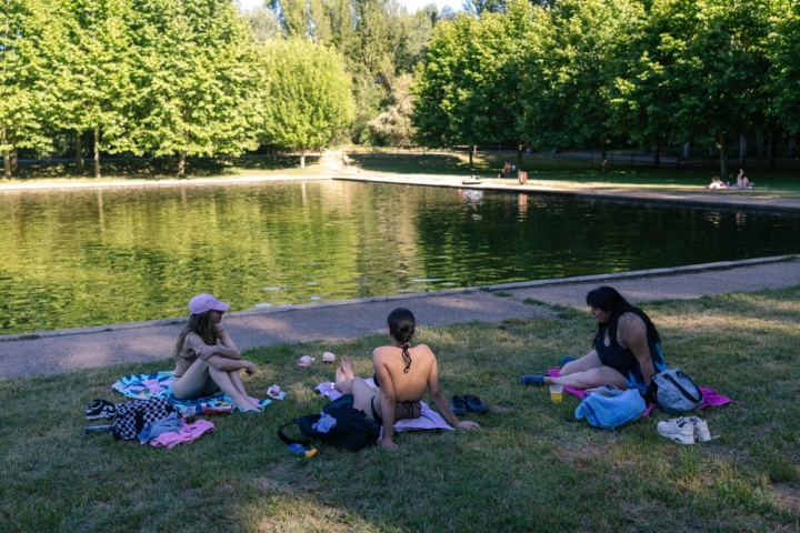Tres jóvenes en la playa fluvial de Villoria de Órbigo (León)