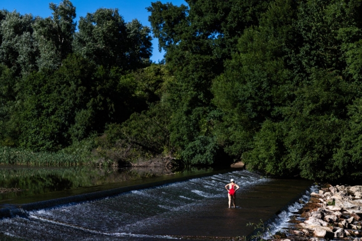 Una mujer se refresca en el río Órbigo (León)