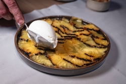 piña a la brasa con helado