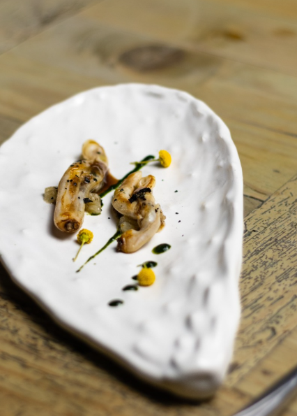 Navajas al natural con albahaca, manzanilla y ternera - Foto Instagram establecimiento