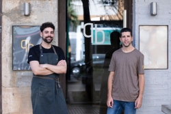 Málaga (España) 05/09/2024 Reportaje en el restaurante Base9 para un reportaje de jóvenes chefs. Fotografías a los chef Pablo Zamudio y Cristian Fernández y a los platos Ensalada de tomate y secreto (26, 27 y 28) y Mazamorra de pistacho (24 y 25).
Foto: Daniel Pérez