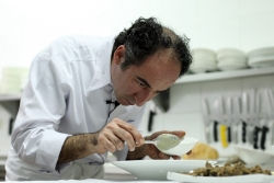preparacion del menu navideÒo y de como freir un huevo en el restaurante el corral del indianu cocinero jose antonio campoviejoarriondas 07 12 10foto piÒa